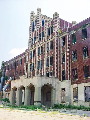 Najbardziej nawiedzony szpital na świecie. Sanatorium dla gruźlików Waverly Hills w Stanach Zjednoczonych. Źródło Wikipedia, File:Waverlyhillssanatorium.jpg