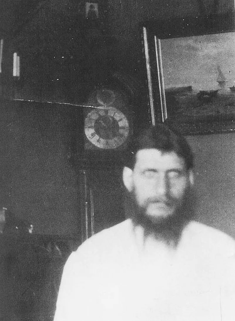 Grigorij Rasputin sfotografowany w domu Łochtinów w Petersburgu. Fot. domena publiczna